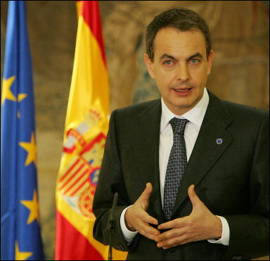 http://lamemoriaviva.files.wordpress.com/2008/11/zapatero-bandera-espanola-europea.jpg