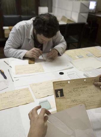 Un grupo de restauradores revisa y preserva el archivo del antiguo centro republicano.- RICARDO CEPPI
